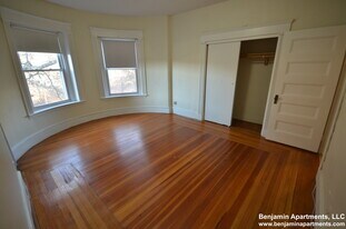 1595 Beacon St, Unit 10 in Brookline, MA - Building Photo