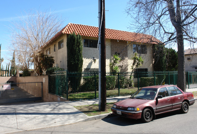 6708 Sylmar Ave in Van Nuys, CA - Foto de edificio - Building Photo
