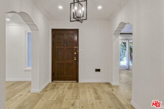1103 S Oakhurst Dr in Los Angeles, CA - Building Photo - Building Photo