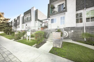 Barclay Square Apartment in Sherman Oaks, CA - Building Photo - Building Photo