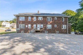 633 Brown St in Akron, OH - Foto de edificio - Building Photo