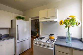 Wyvernwood Garden Apartments in Los Angeles, CA - Foto de edificio - Building Photo