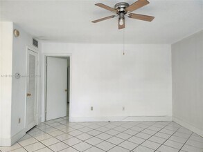 421 NE 1st St in Hallandale Beach, FL - Foto de edificio - Building Photo