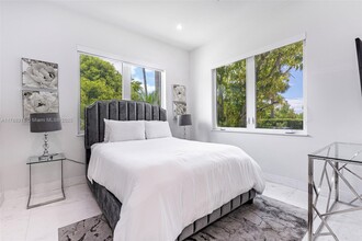 1090 NE 84th St in Miami, FL - Building Photo - Building Photo