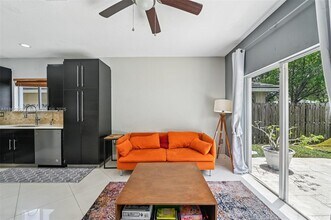 3228 SE 3rd Dr in Homestead, FL - Building Photo - Building Photo