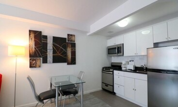 521 W 48th St in New York, NY - Building Photo - Building Photo