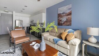 1001 S Center St in Arlington, TX - Building Photo