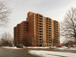 River Village Apartments in Flint, MI - Building Photo - Building Photo