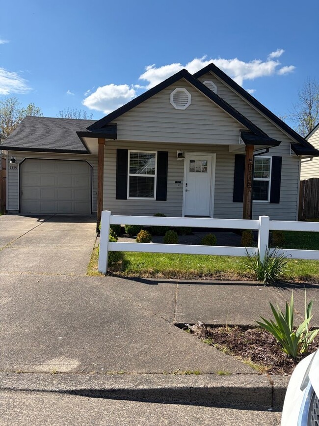 1335 Creekside Ln in Newberg, OR - Building Photo - Building Photo