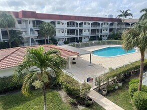 501 Blue Heron Dr in Hallandale Beach, FL - Building Photo - Building Photo