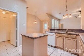 110 Forest Park Ln in Red Oak, TX - Foto de edificio - Building Photo