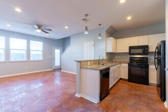 6918 Crestway Dr in San Antonio, TX - Building Photo - Building Photo