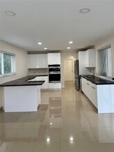 16453 NE 33rd Ave in North Miami Beach, FL - Building Photo - Building Photo