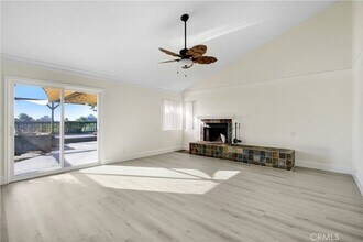 8855 Hemlock St in Rancho Cucamonga, CA - Foto de edificio - Building Photo