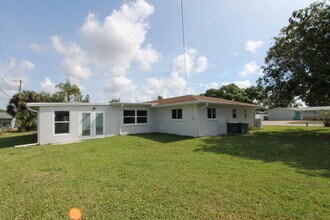 5522 Yorkshire Way in Sarasota, FL - Building Photo - Building Photo