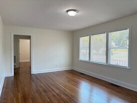 308 Chapel Hill Rd in Burlington, NC - Building Photo