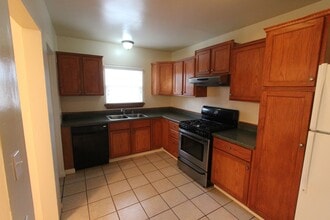 4 E Dayton Ave in Fresno, CA - Building Photo - Building Photo