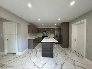 15011 Coconut Ct in Miami Lakes, FL - Foto de edificio - Building Photo