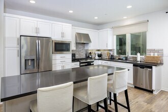 1627 Hampton Dr in Costa Mesa, CA - Building Photo - Building Photo