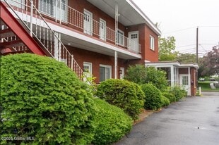 195 S Broadway in Saratoga Springs, NY - Building Photo