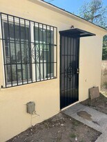 214 E 88th Pl in Los Angeles, CA - Building Photo