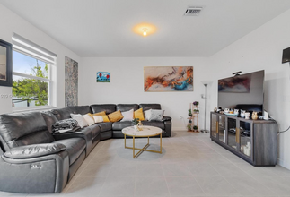 14807 SW 163rd Ter in Miami, FL - Foto de edificio - Building Photo