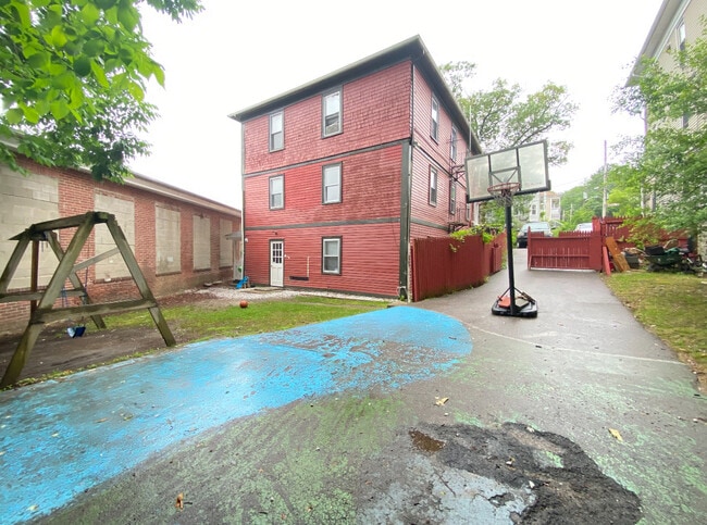 604 Blackstone St, Unit 1 in Woonsocket, RI - Building Photo - Building Photo