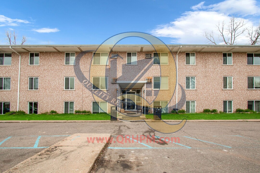 Arbor Lane Apartments in Mount Morris, MI - Building Photo