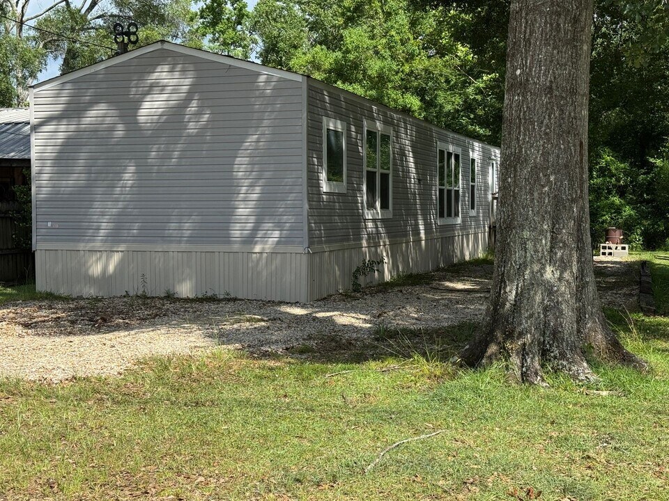 8214 Thistle St in Denham Springs, LA - Building Photo