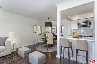 906 N Doheny Dr in West Hollywood, CA - Foto de edificio - Building Photo