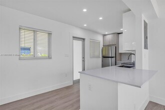 414 SE 4th Ave in Hallandale Beach, FL - Building Photo - Building Photo