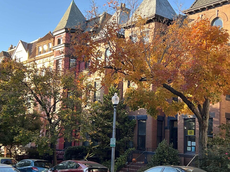 1861 Mintwood Pl NW in Washington, DC - Foto de edificio