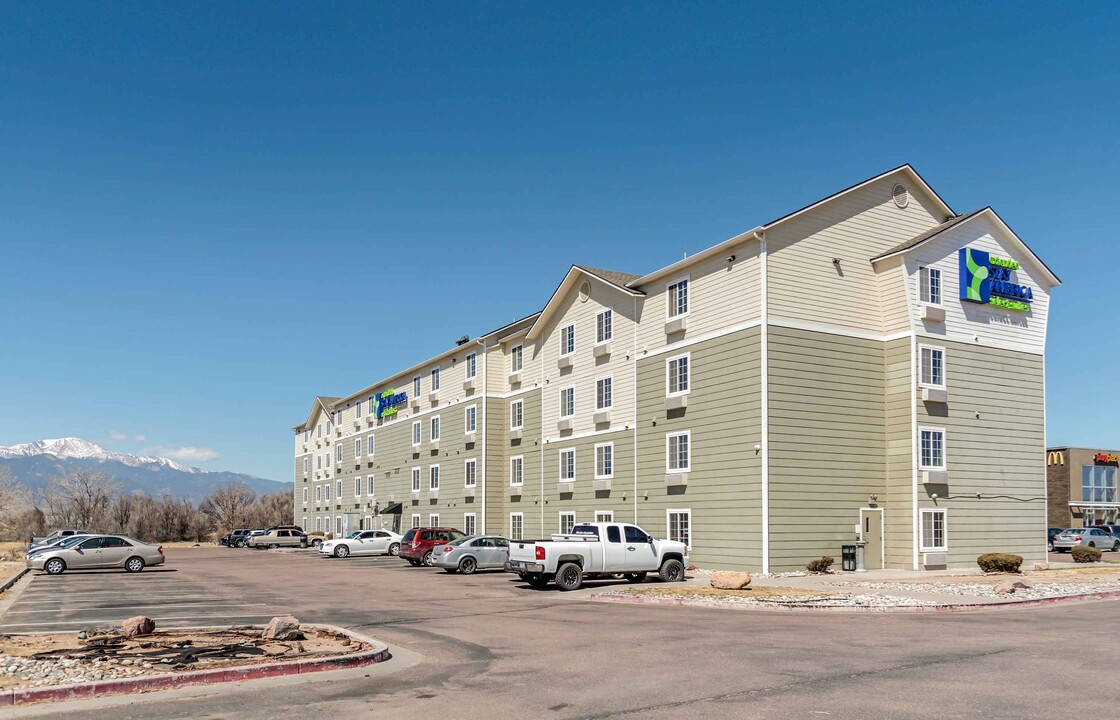 Furnished Studio-Colorado Springs - Airport in Colorado Springs, CO - Foto de edificio