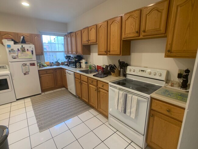 20 Dean Rd, Unit 3 in Brookline, MA - Building Photo - Building Photo