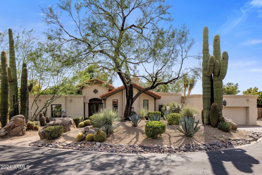 8255 E Vista De Valle in Scottsdale, AZ - Building Photo