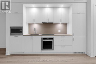 259 The Kingsway in Toronto, ON - Building Photo - Building Photo