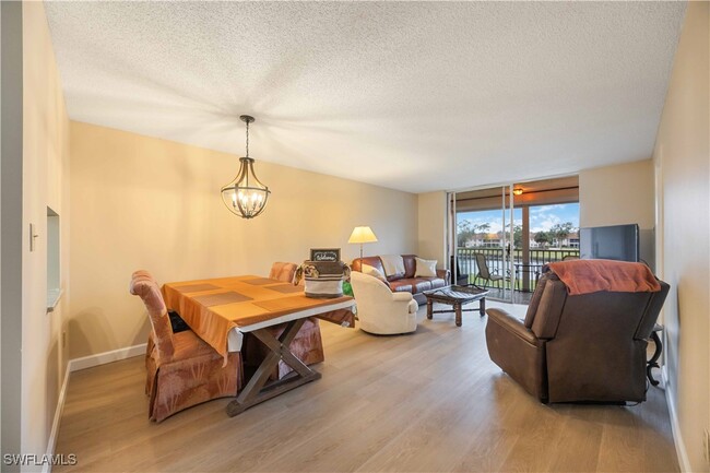 300 Forest Lakes Blvd in Naples, FL - Foto de edificio - Building Photo