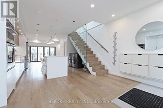 707 Mortimer Ave in Toronto, ON - Building Photo - Building Photo