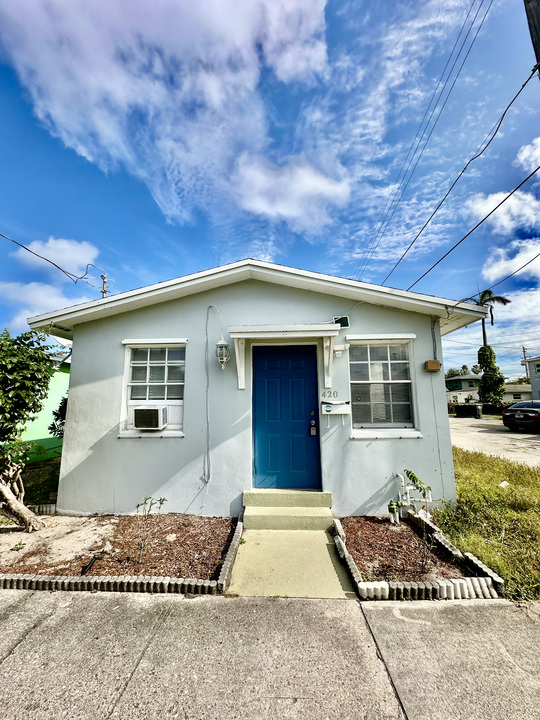 420 Douglass Ave in West Palm Beach, FL - Building Photo