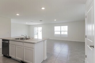 439 Sunlit Coral St in Ruskin, FL - Foto de edificio - Building Photo