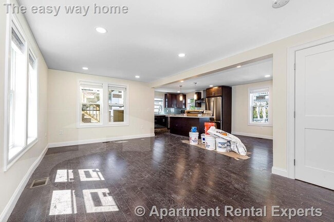 70 Stanley Ave, Unit #1 in Medford, MA - Foto de edificio - Building Photo