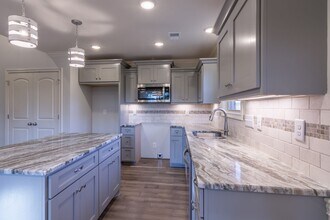 1031 C P Stewart Blvd in Lebanon, TN - Foto de edificio - Building Photo