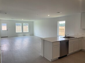 25665 Rose Creek Dr in Cleveland, TX - Building Photo - Building Photo