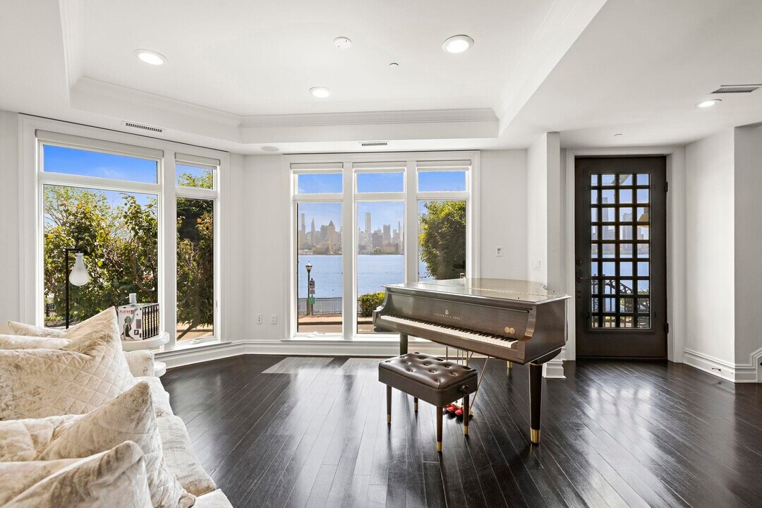 5 Henley Pl in Weehawken, NJ - Building Photo