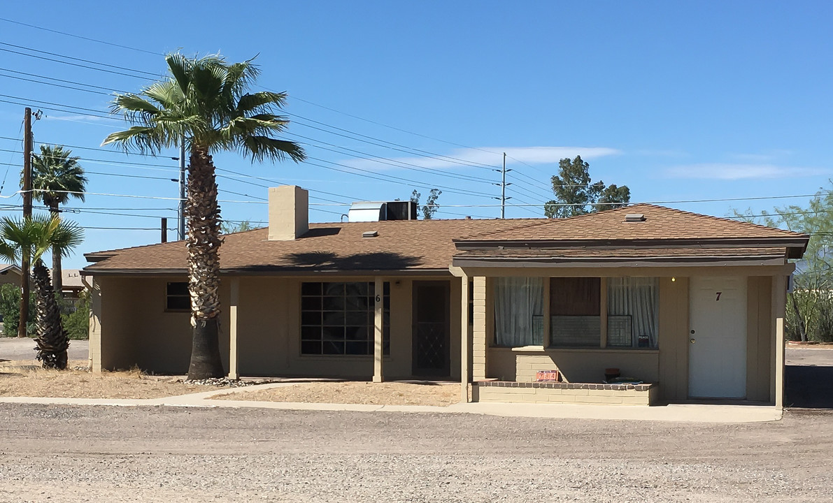 784 W Wickenburg Way in Wickenburg, AZ - Foto de edificio