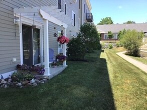 Village Green 55 Plus Community in Cumberland, ME - Foto de edificio - Building Photo