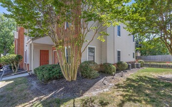 889 Gas Light Ln in Virginia Beach, VA - Building Photo - Building Photo
