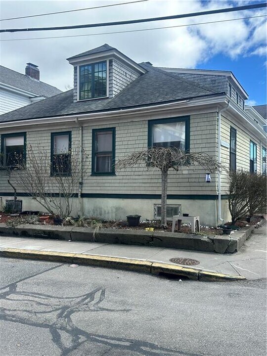 24 Spring St in Newport, RI - Building Photo
