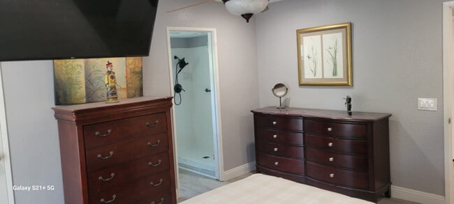 4233 Fairhaven Ave in Orange, CA - Foto de edificio - Building Photo