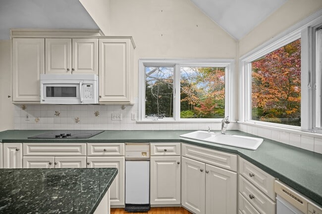 15 Jacobs Point Rd in Warren, RI - Building Photo - Building Photo